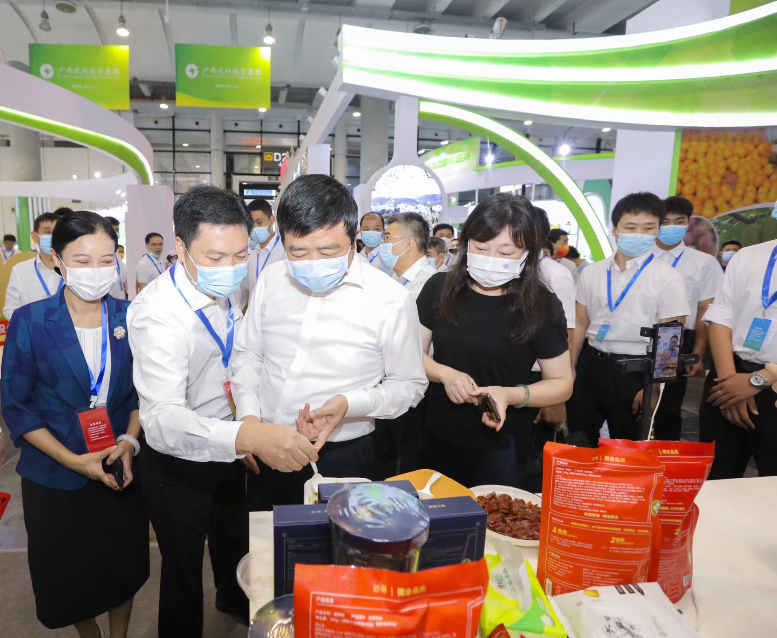 柳工集团食品版块农业展热度持续，受到自治区领导关注