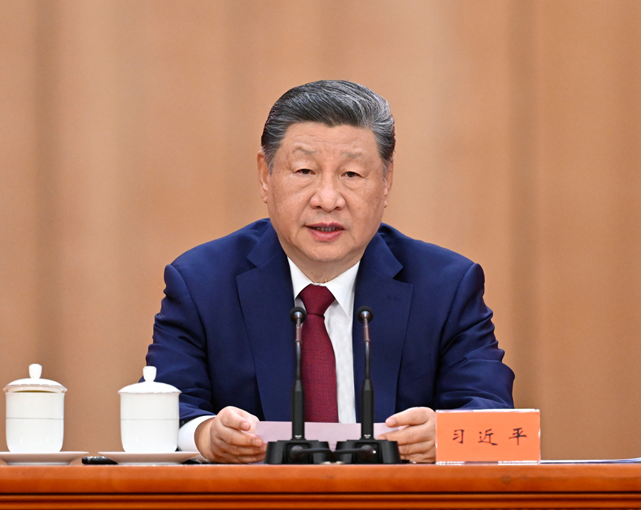 10月22日,纪念中国工农红军长征胜利90周年大会在北京人民大会堂隆重举行。中共中央总书记、国家主席、中央军委主席习近平发表重要讲话。